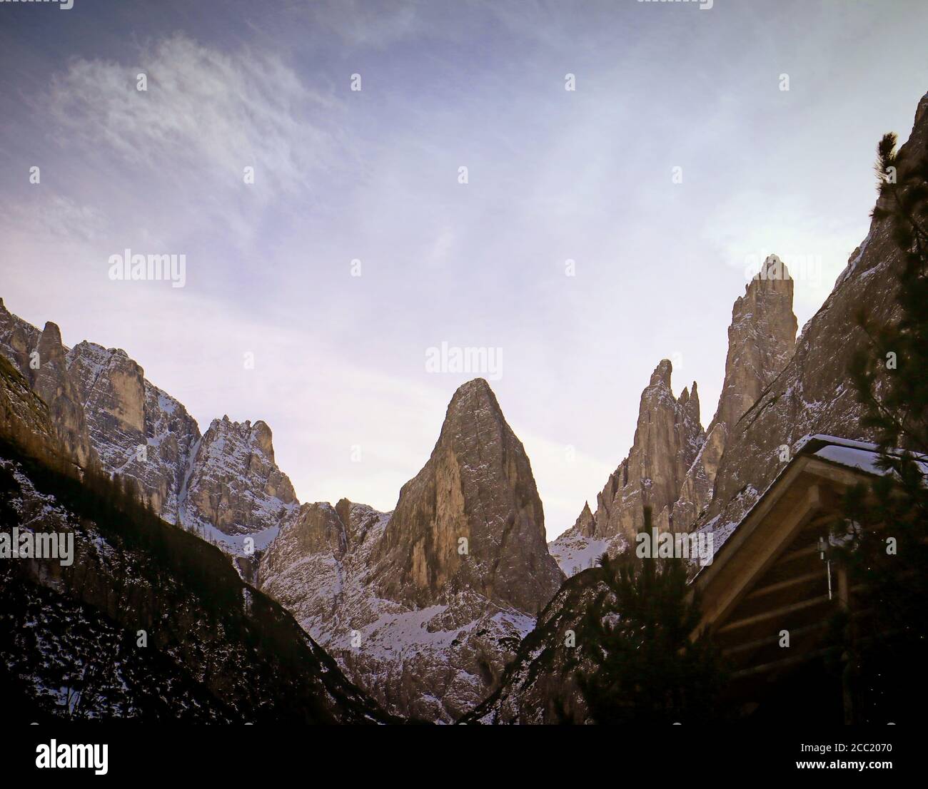 Sesto, Italy - Vista sulla Croda dei toni splendido gruppo dolomitico delle Alpi Italiane dalla Val Fiscalina in inverno, luogo ideale per una vacanza Foto Stock