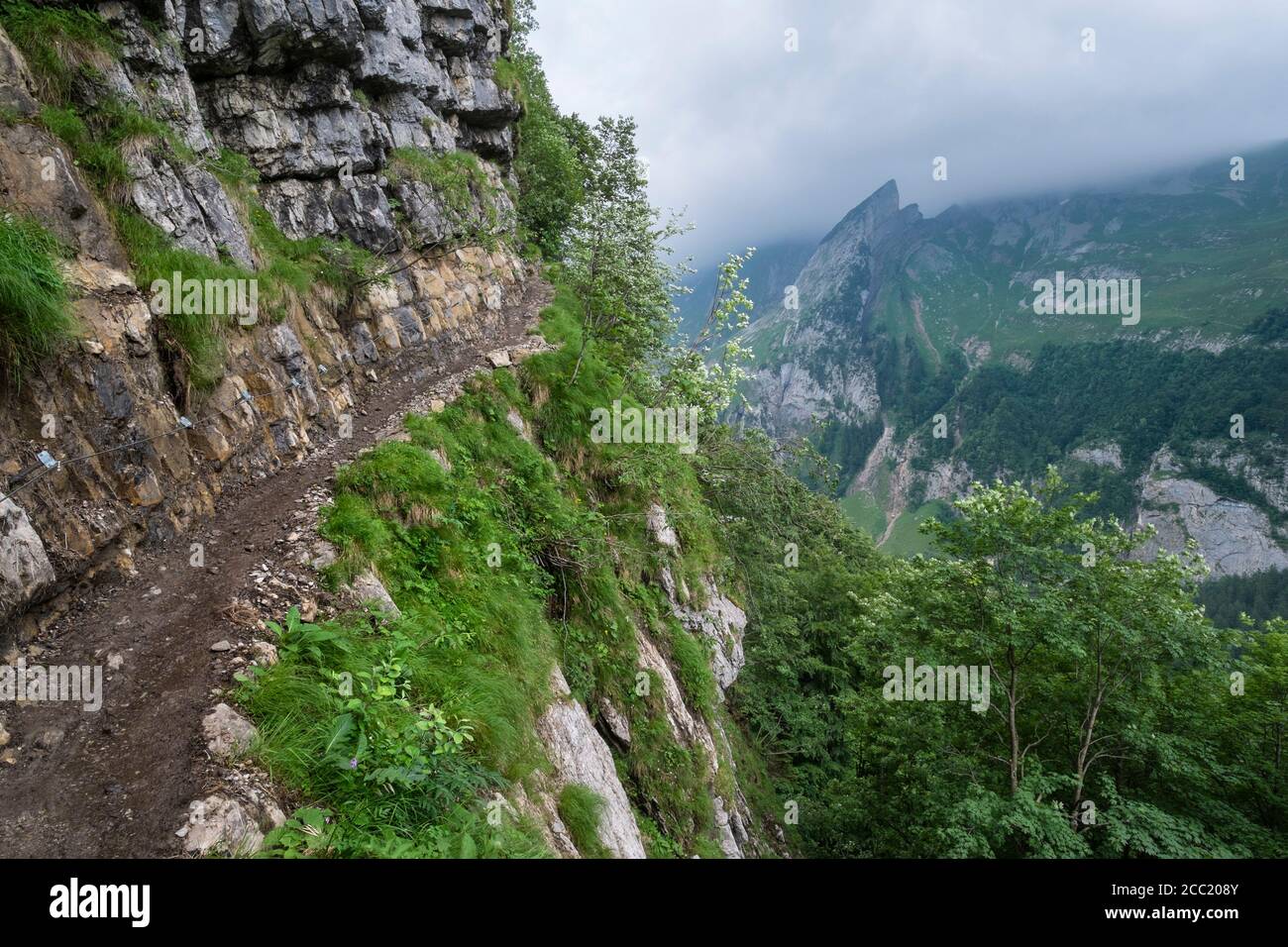 La Svizzera, vista del sentiero escursionistico da Meglisalp fino al lago Seealpsee Foto Stock