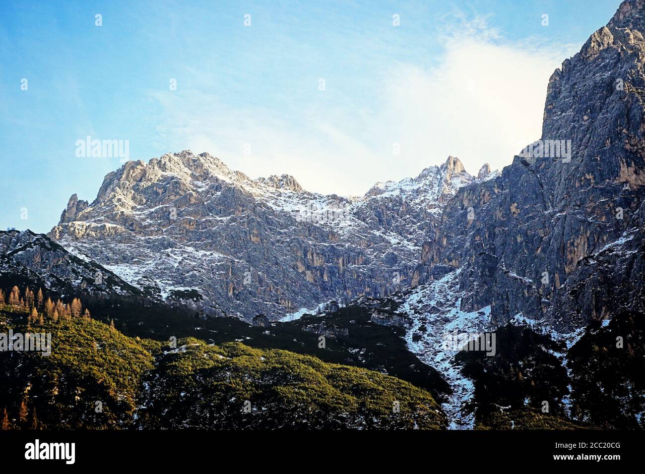 Paesaggio alpino italiano, splendida vista invernale sulle Dolomiti di Sesto in una giornata di sole dalla Val Fiscalina Foto Stock