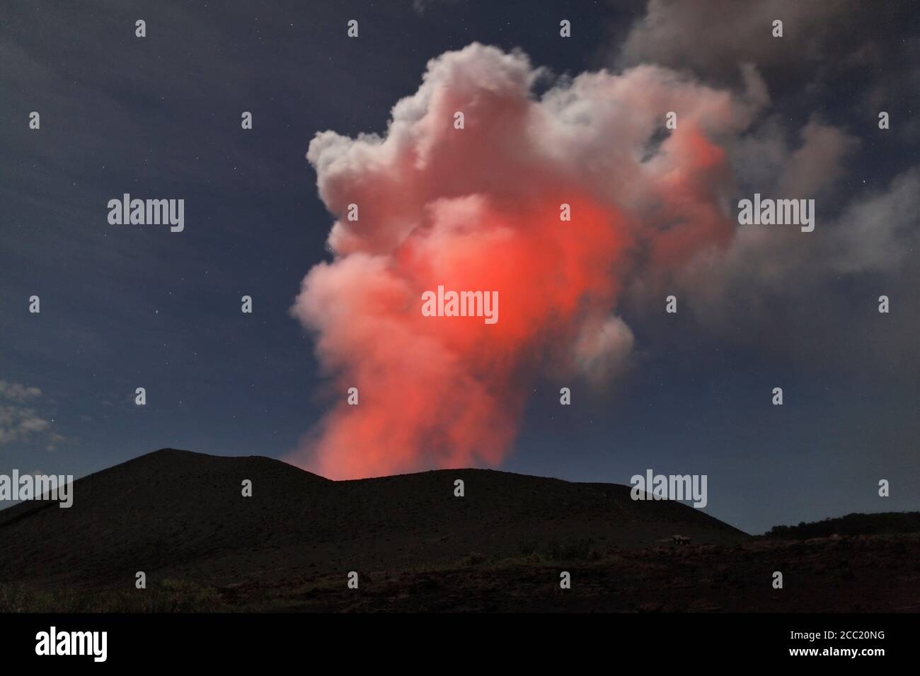 Vanuatu, Isola di Tanna, Vista dell'eruzione sul vulcano Yasur Foto Stock