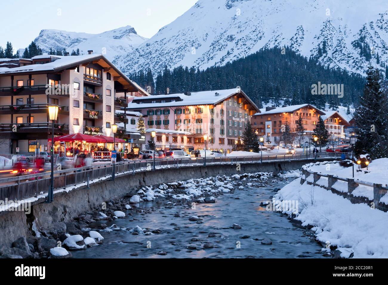 Austria Vorarlberg Lech am Arlberg, vista di alberghi e il fiume Lech in inverno Foto Stock