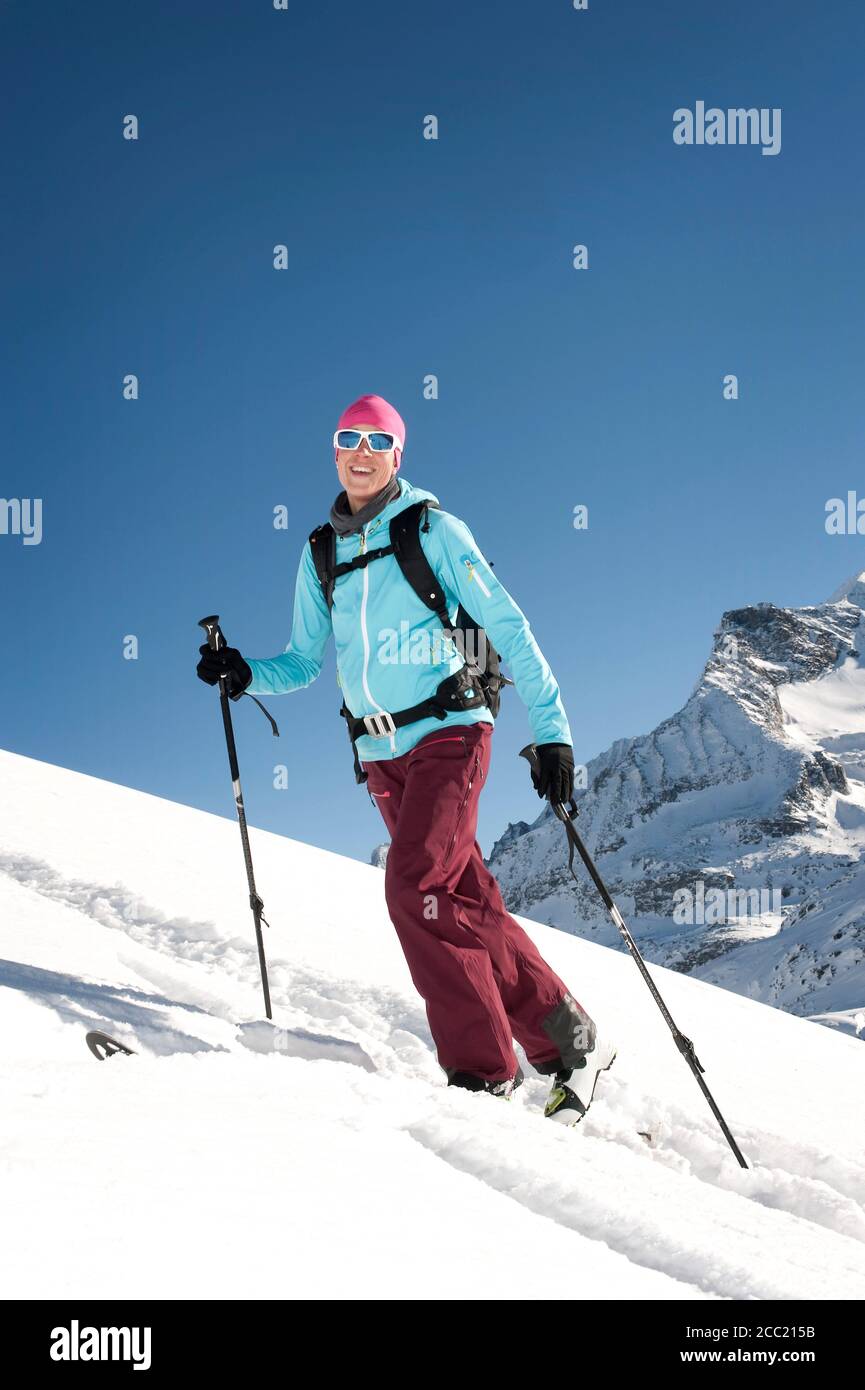 Austria, Donna sciare sul Monte a Salzburger Land Foto Stock