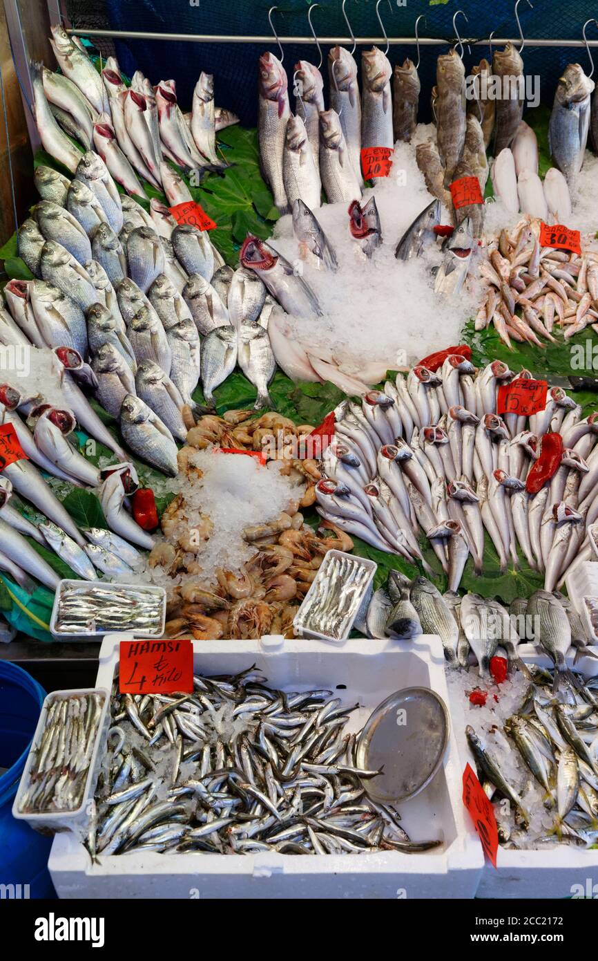 Turchia, Istanbul, pesci in mercato a Kadikoy Foto Stock