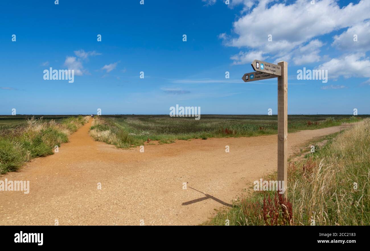 Il Norfolk Coast Path a Cley NEXT the Sea, Norfolk, Regno Unito. Il sentiero a sinistra conduce attraverso le paludi di Cley verso il Mare del Nord. Foto Stock