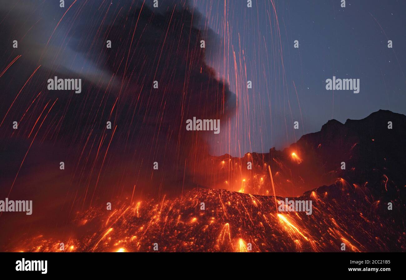 Giappone, vista di lava che erutta da Sakurajima Foto Stock