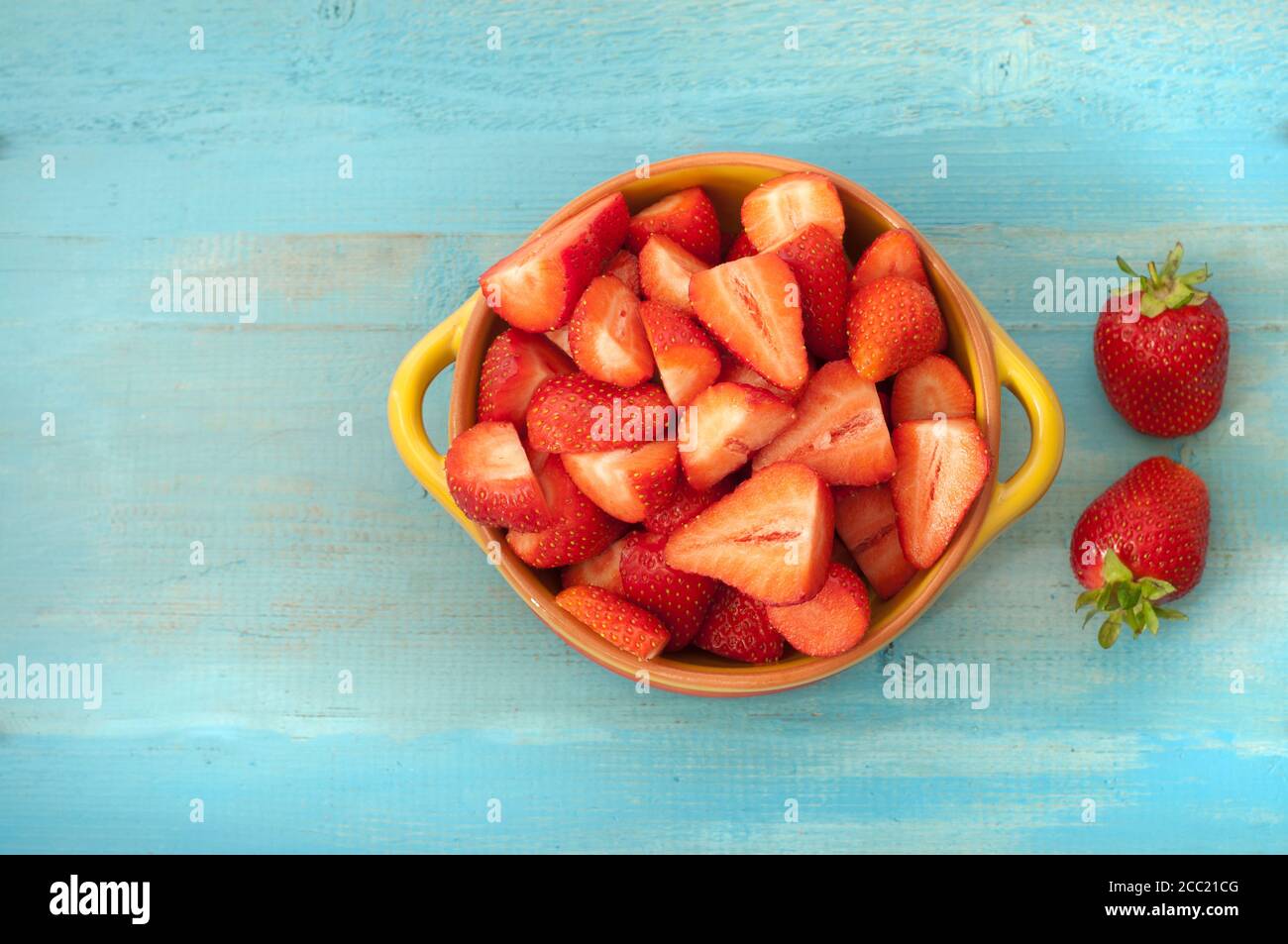 Coppa di fragole sul tavolo di legno, close up Foto Stock