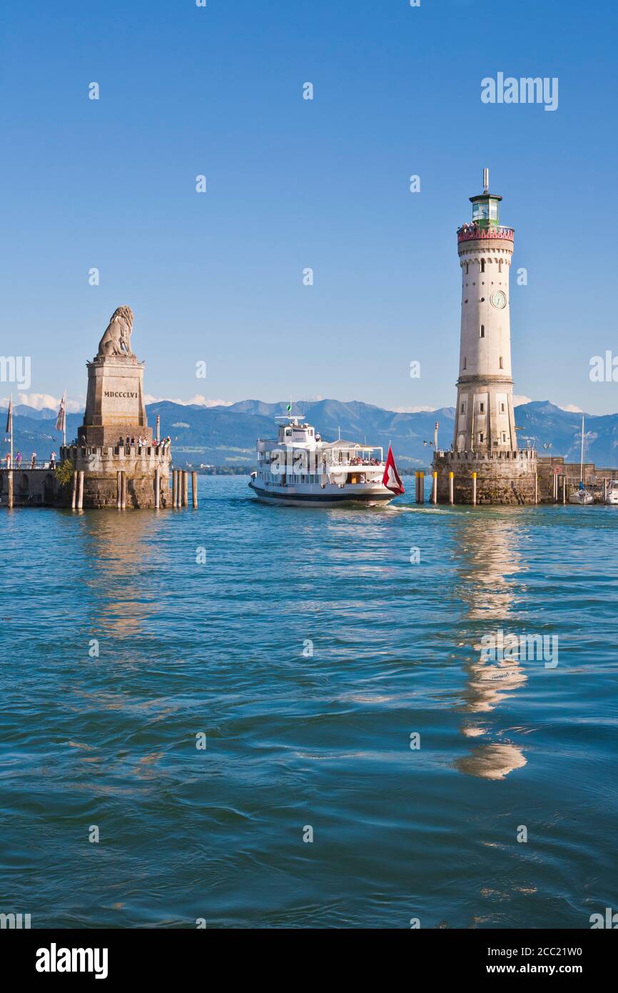 Germania, Baden-Wurttemberg, Lindau, Vista della casa di luce con barca di escursione in lago Foto Stock