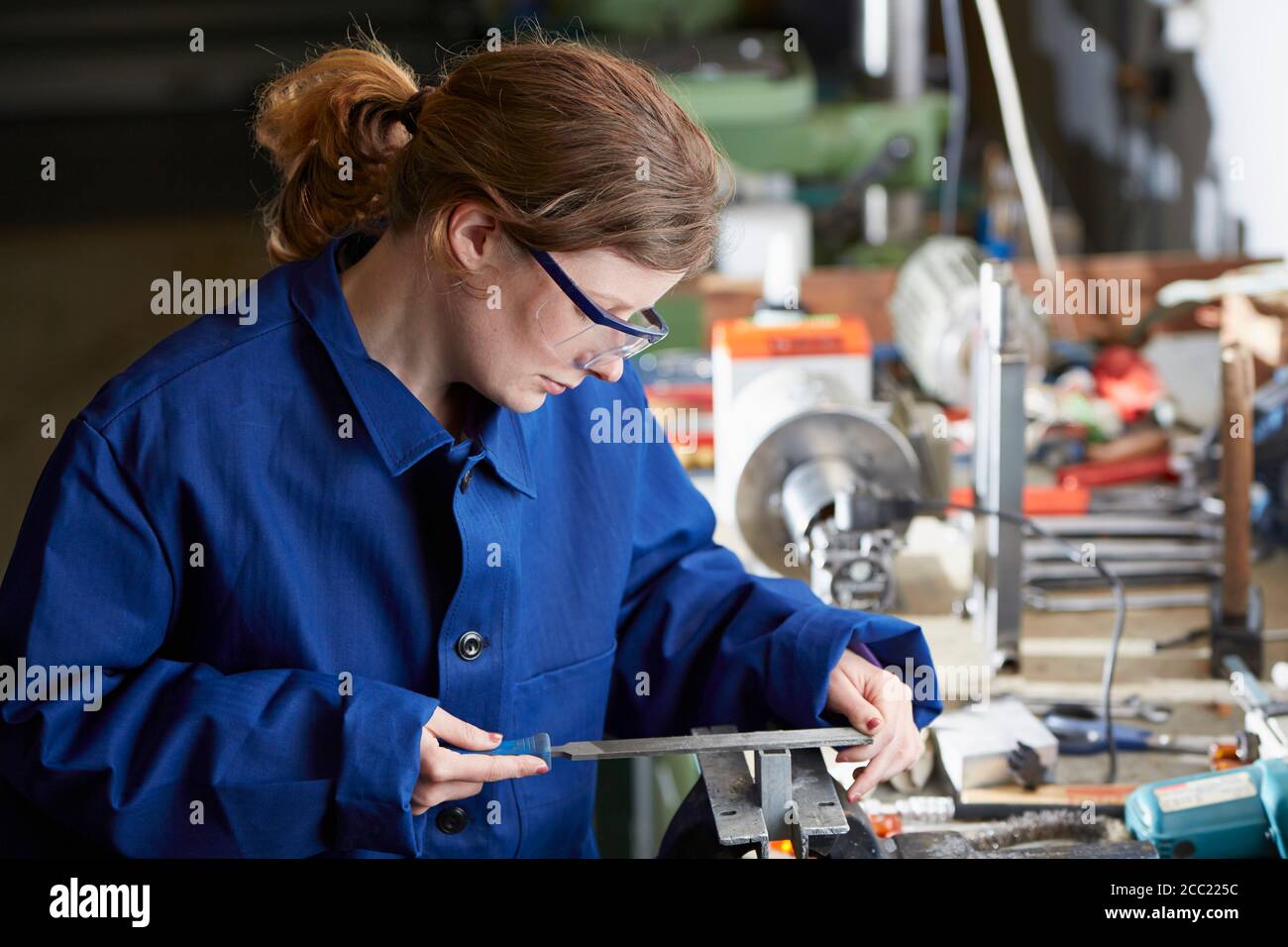 Germania, Kaufbeuren, Donna lavorano nel settore manifatturiero Foto Stock