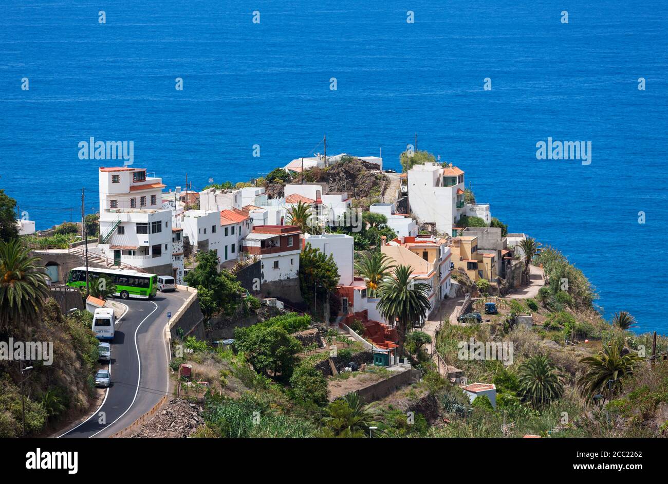 Spagna, scogliere in Anaga montagna con spiaggia Playa del Roque de las Bodegas Foto Stock