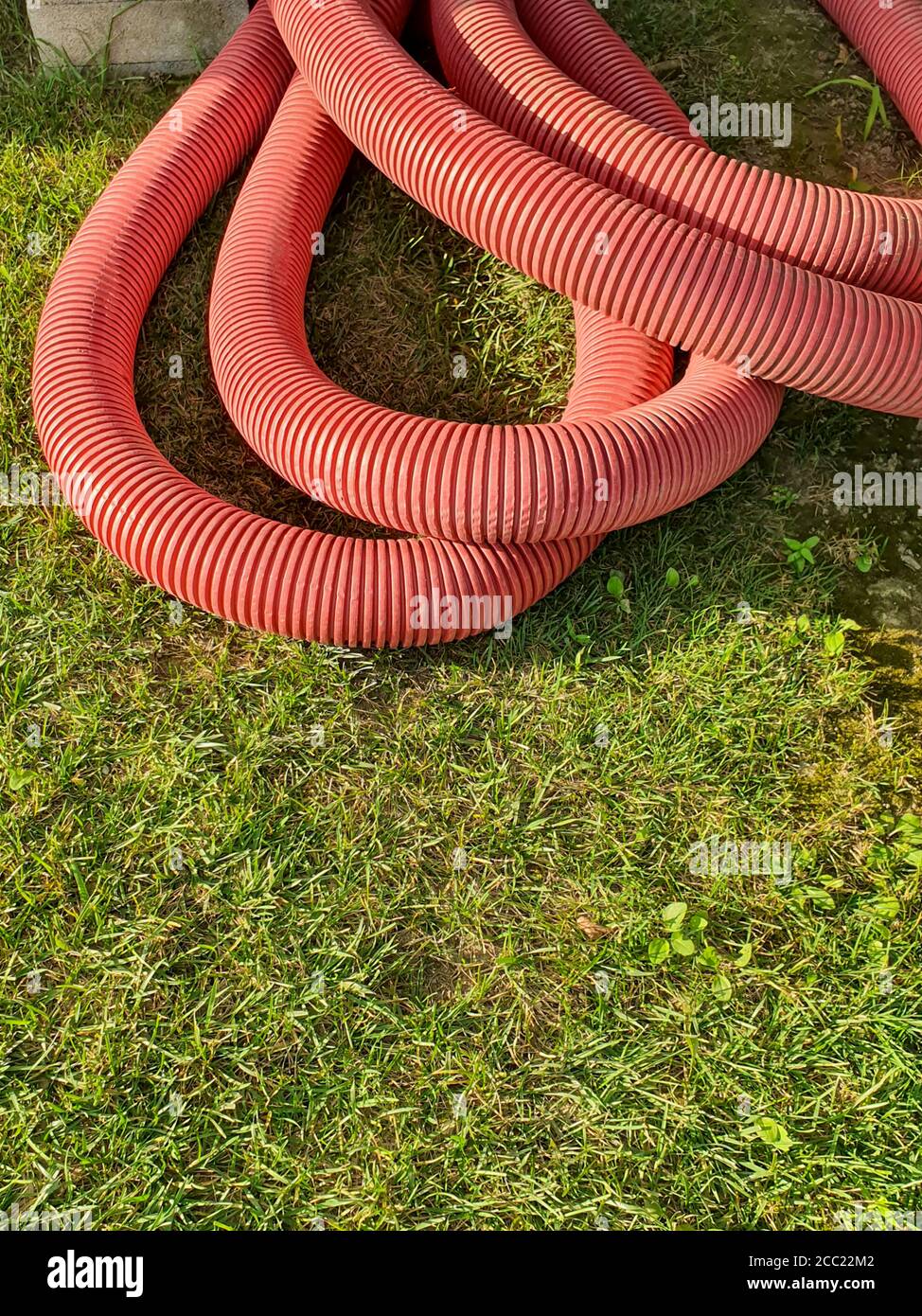 Getto verticale di tubi di pila di acqua che si posano l'uno sull'altro Foto Stock