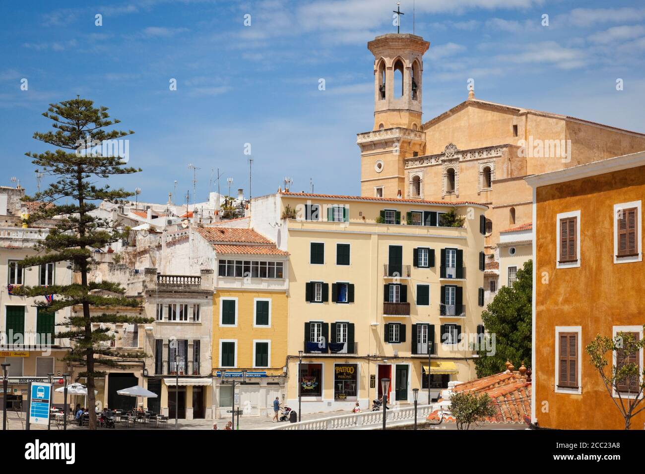 Spagna, Menorca, vista di Plaça Espanya e Chiesa di Santa Maria in background Foto Stock