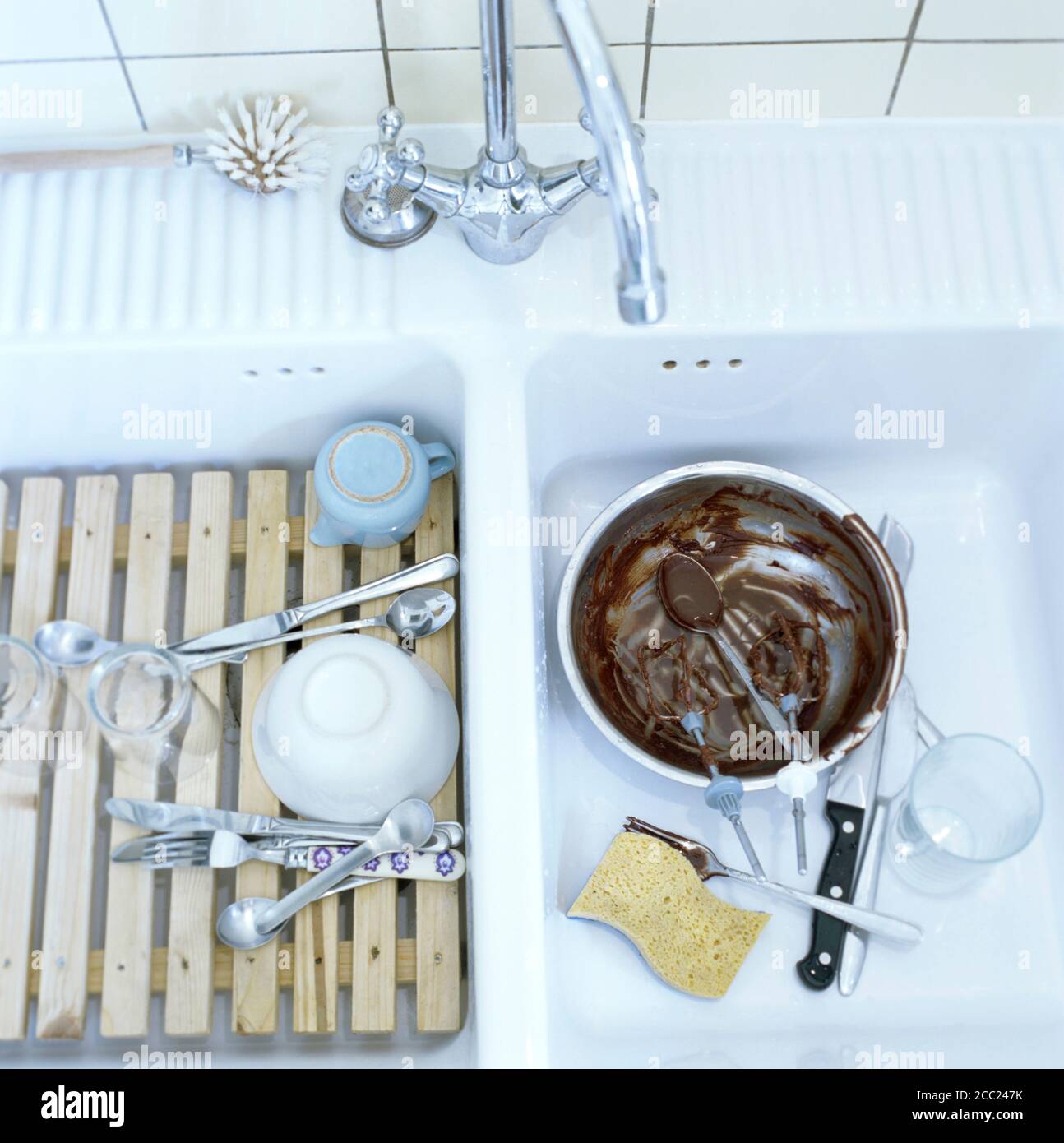 Piatti usati nel lavello da cucina, vista in elevazione Foto Stock