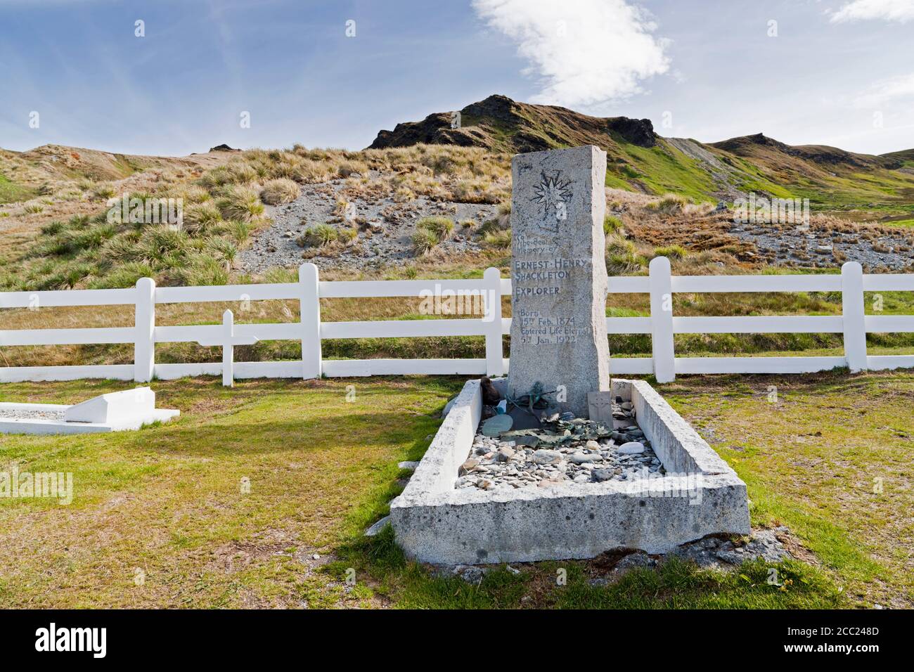 Oceano Atlantico del sud, Regno Unito, territori d'oltremare britannici, Georgia del sud, Grytviken, tomba di Sir Ernest Henry Shackleton a ex balenata s Foto Stock