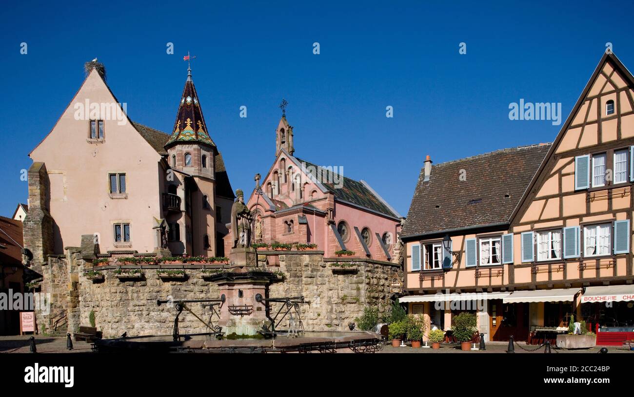 Francia, Alsazia, Eguisheim, fortezza e cappella, fontana in primo piano Foto Stock