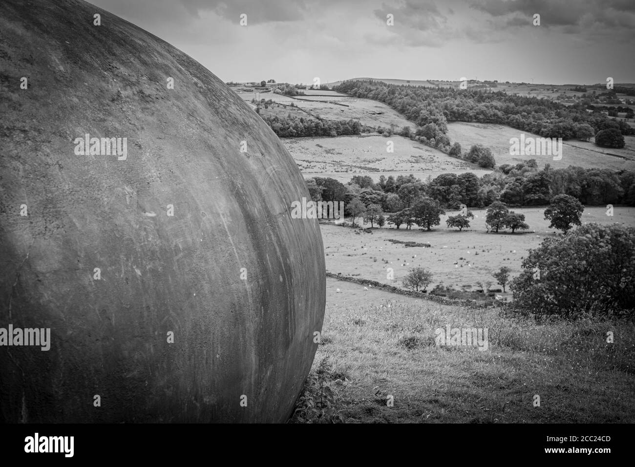 La scultura Atom Panopticon, Wycoller Country Park, Colne, Pendle, Lancashire, Inghilterra, Regno Unito Foto Stock