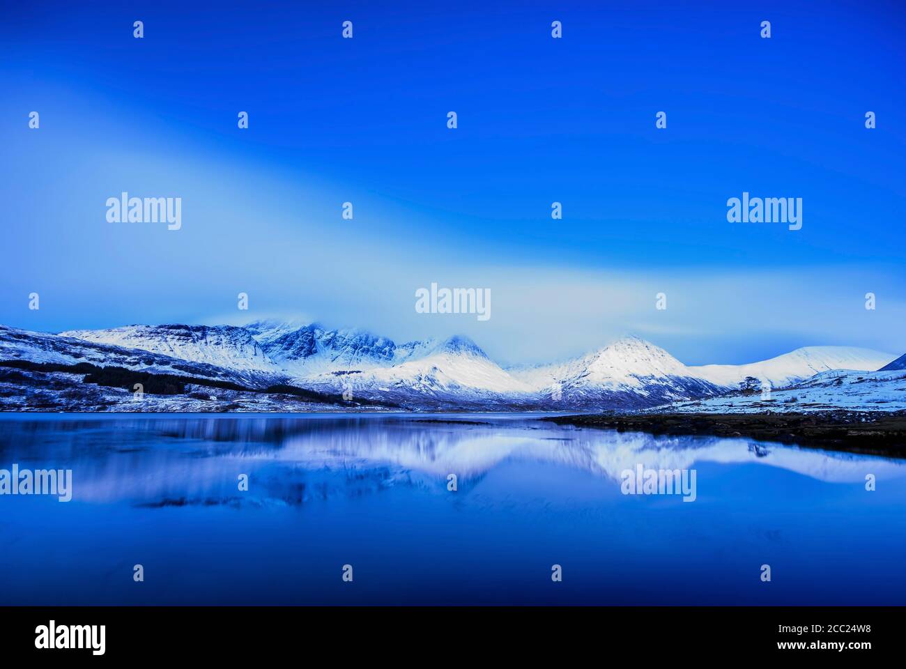 Regno Unito, Scozia, la vista delle montagne di neve a Torrin Foto Stock