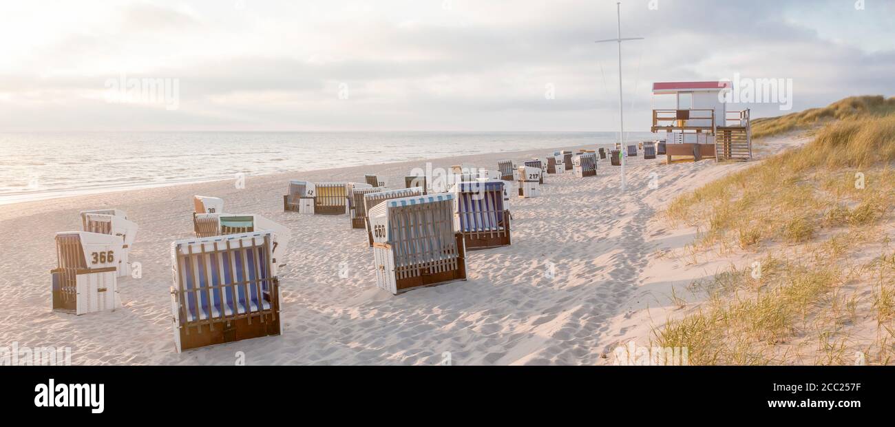 In Germania, in vista della spiaggia vuota coperto con sedie da spiaggia in vimini sull isola di Sylt Foto Stock