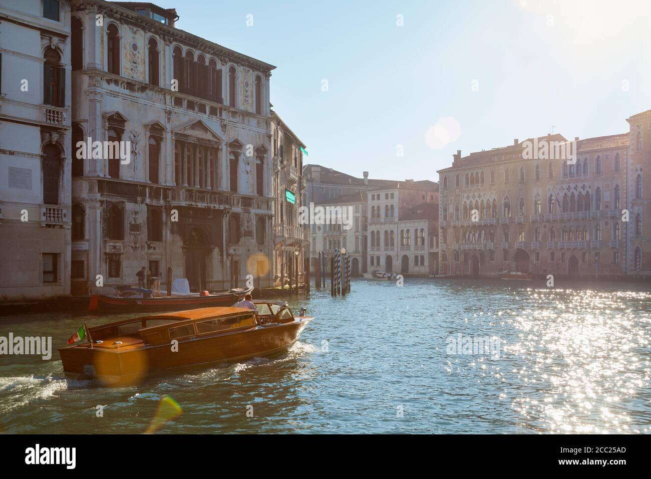 L'Italia, Venezia, taxi d'acqua sul Canal Grande vicino al Ponte di Rialto Foto Stock