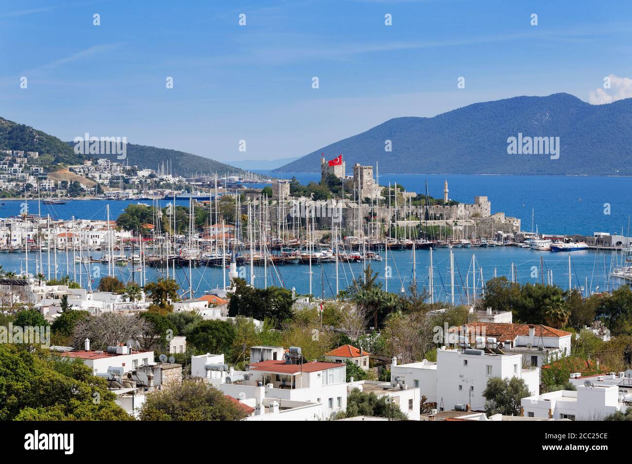 La Turchia, Bodrum, Vista Isola di Kara Ada con il Castello di San Pietro Foto Stock