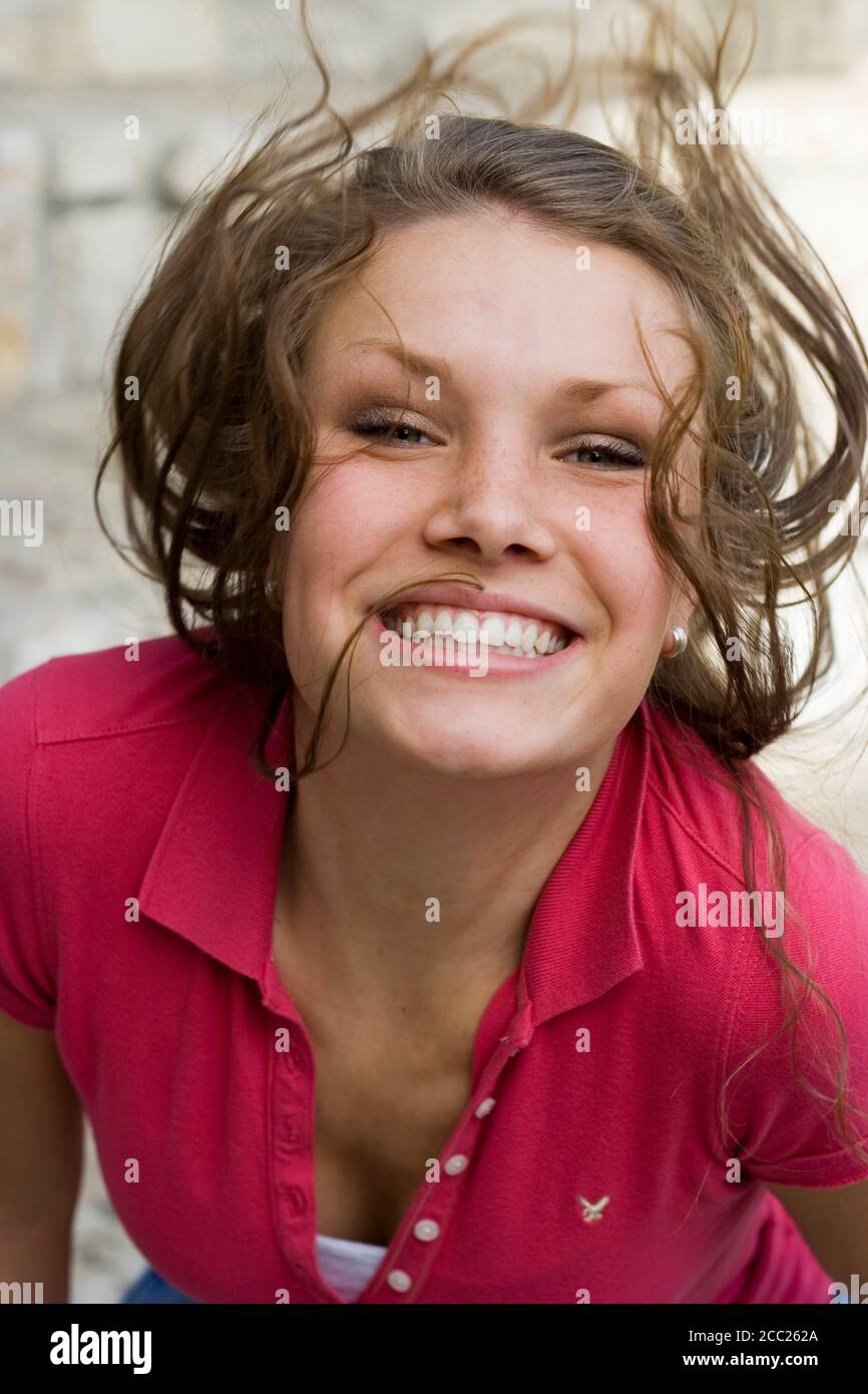 Giovane donna con capelli spazzate dal vento Foto Stock