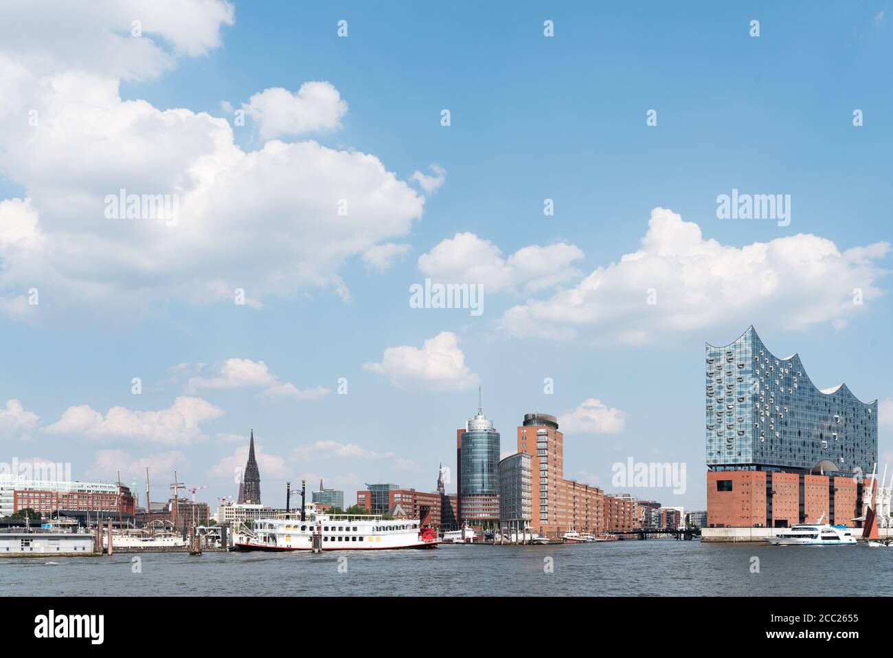 La città di Amburgo con il fiume Elba, il lungomare e la sala concerti contro il bellissimo cielo blu estivo Foto Stock