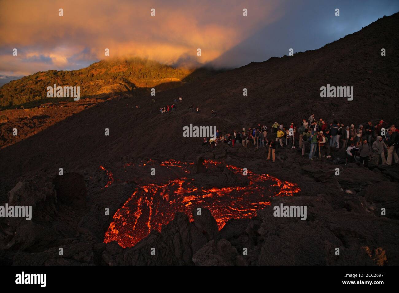 Guatemala, vulcano Pacaya, flusso di lava, spettatori Foto Stock