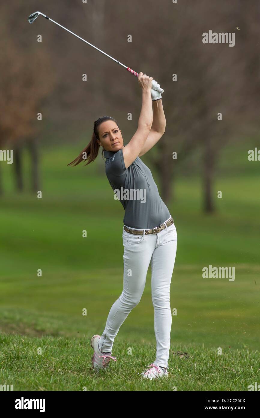 In Germania, in Baviera, metà donna adulta giocando a golf Foto Stock