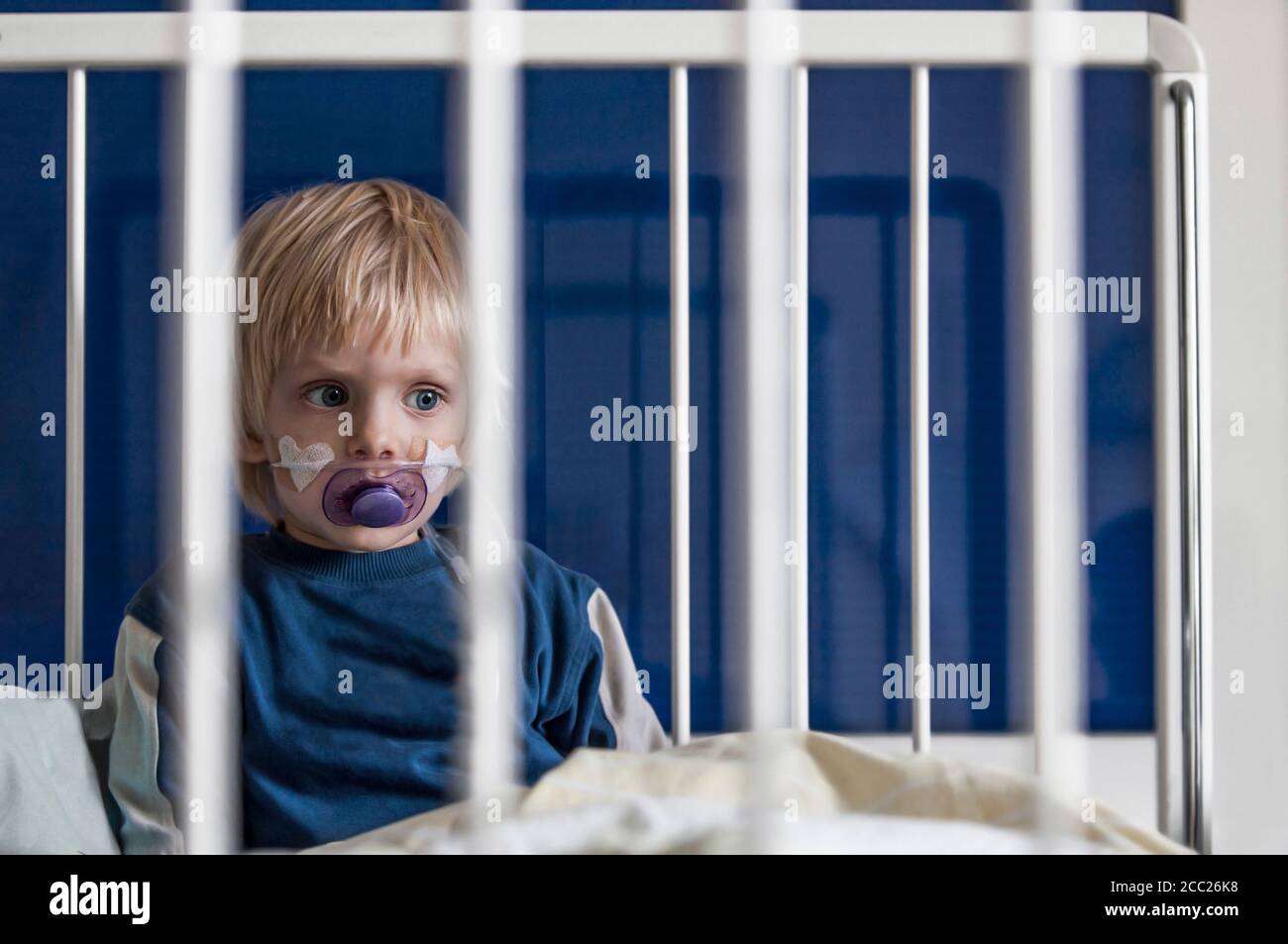Austria, Wels ragazzo seduto sul letto di ospedale Foto Stock