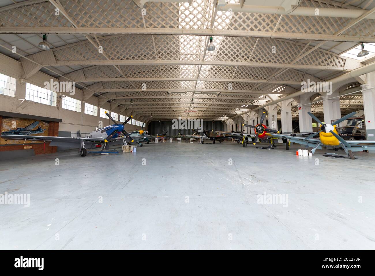 Aerei da combattimento della seconda guerra mondiale all'interno di un hangar, Imperial War Museum, Duxford, Cambridgeshire, Regno Unito. Belfast Truss Hangar Foto Stock