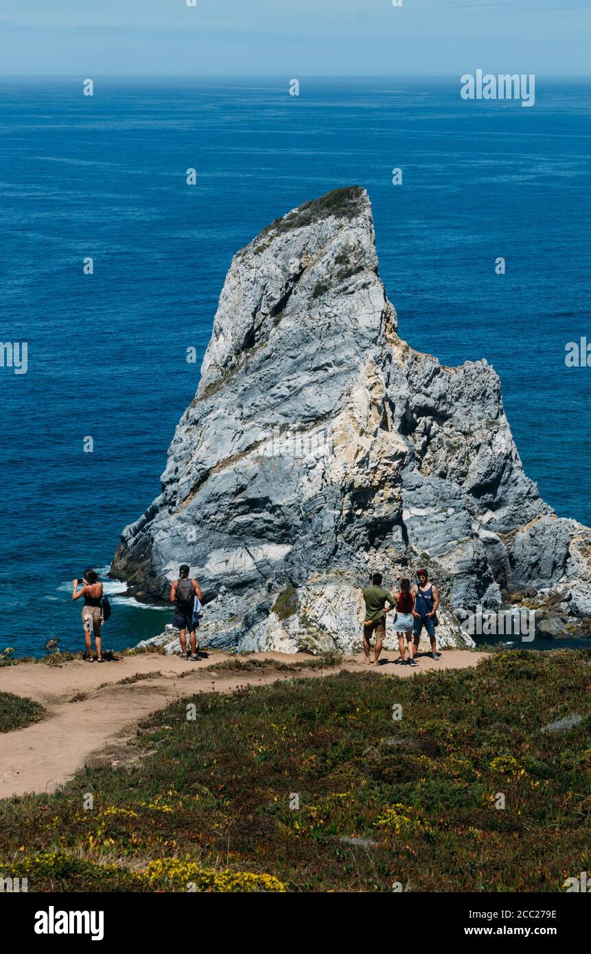 I turisti godono della vista di Praia da Ursa o della spiaggia di Ursa, vicino a Cabo da Roca. Parco Naturale Sintra-Cascais, Portogallo Foto Stock