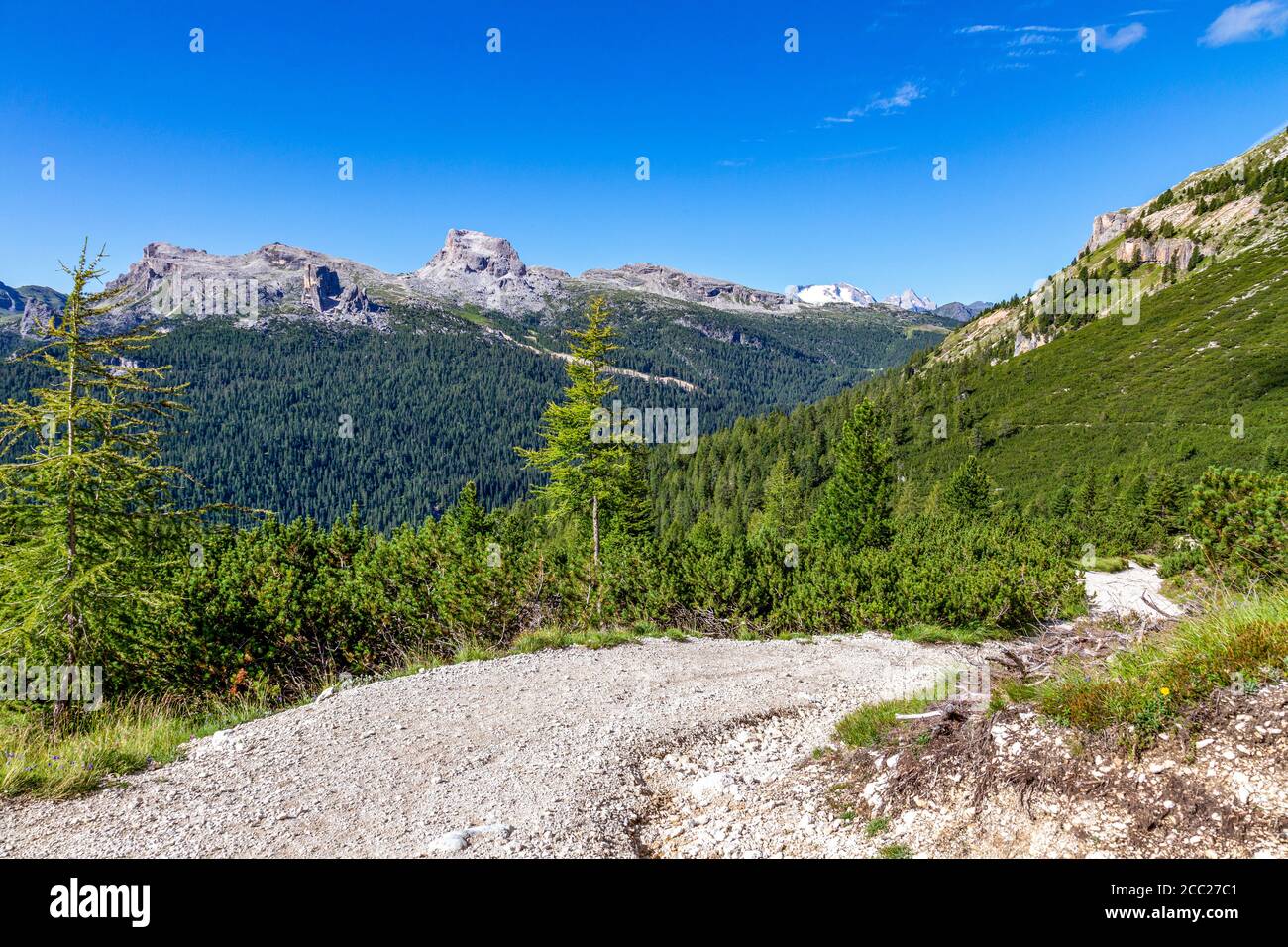 Italia Veneto Dolomiti - l'Averau e le cinque Torri visti dal sentiero che conduce all'Astaldi, con la Marmolada sullo sfondo Foto Stock