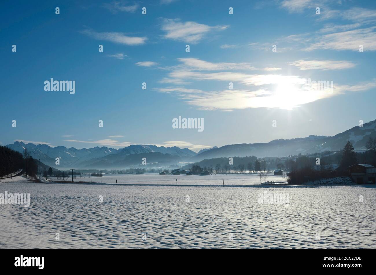 In Germania, in Baviera, la vista delle montagne di Allgaeu Alpi e Alpi Bavaresi in inverno Foto Stock