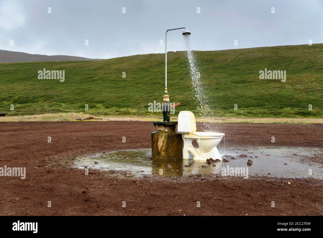 Scultura con doccia e servizi igienici in Islanda Foto stock - Alamy