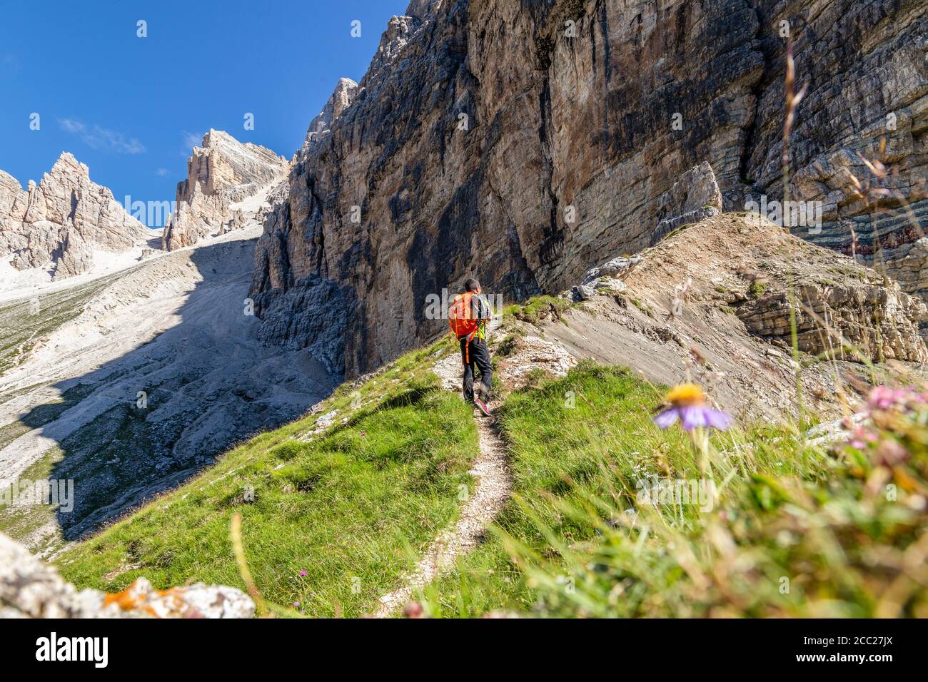 Italia Veneto Dolomiti - percorso che porta al via Il sentiero assistito Astaldi Foto Stock