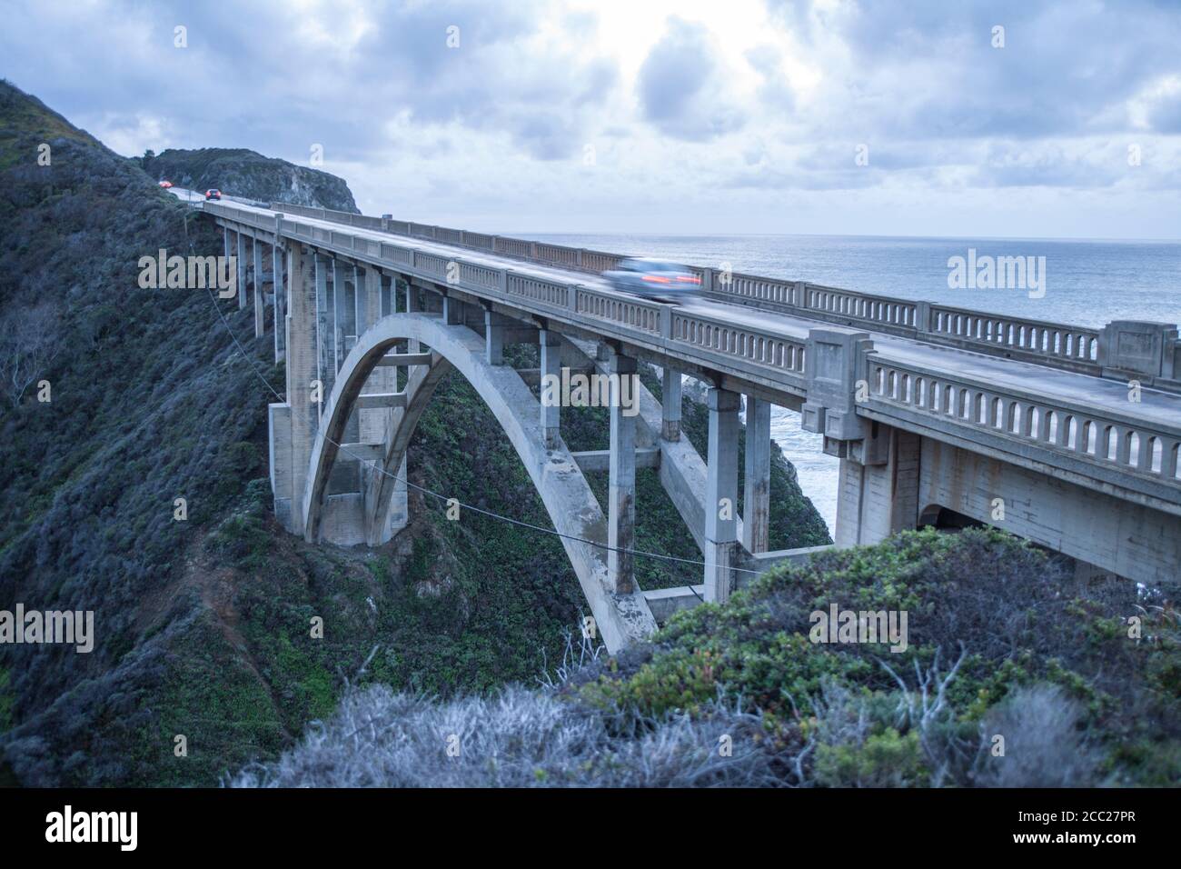 Moody Sky e un ponte Big sur, California Foto Stock