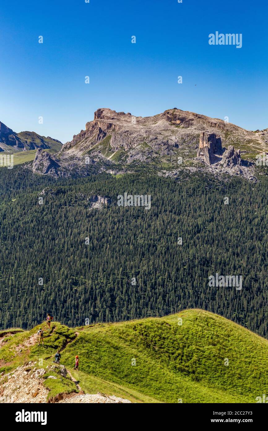 Italia Veneto Dolomiti - escursionisti vicino all'inizio del Percorso assistito Astaldi Foto Stock