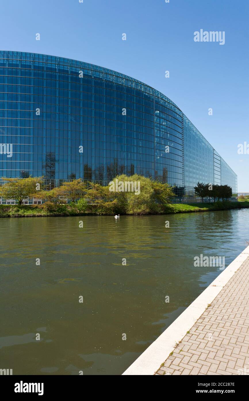 Francia, Alsazia, Strasburgo, vista del Parlamento europeo edificio con l'ill fiume Foto Stock