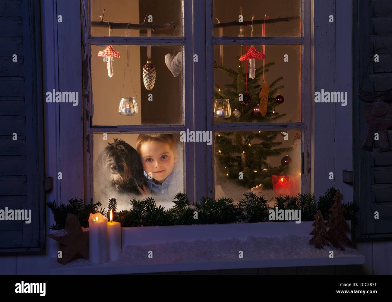 Germania, ragazzo in attesa di Babbo Natale Foto Stock