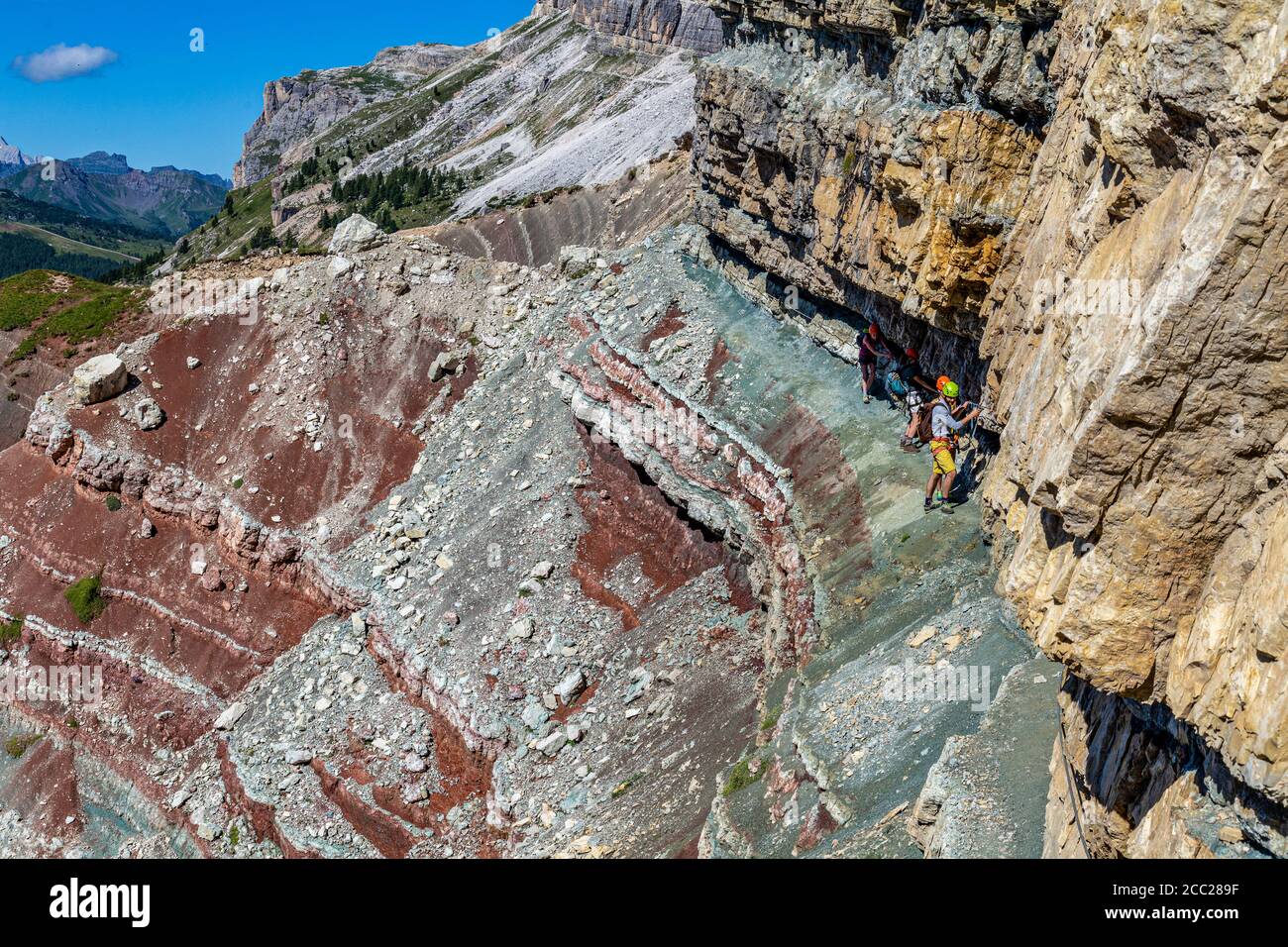 Italia Veneto Dolomiti - escursionisti lungo il sentiero assistito Astaldi Foto Stock