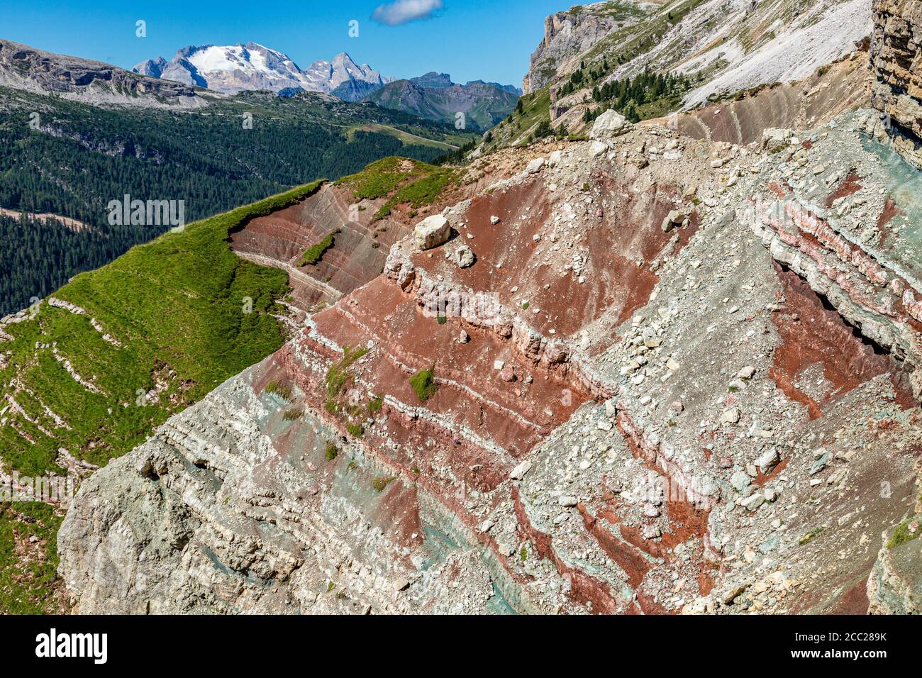 Italia Veneto Dolomiti - Panorama dal sentiero attestato Astaldi, sullo sfondo la Marmolada Foto Stock