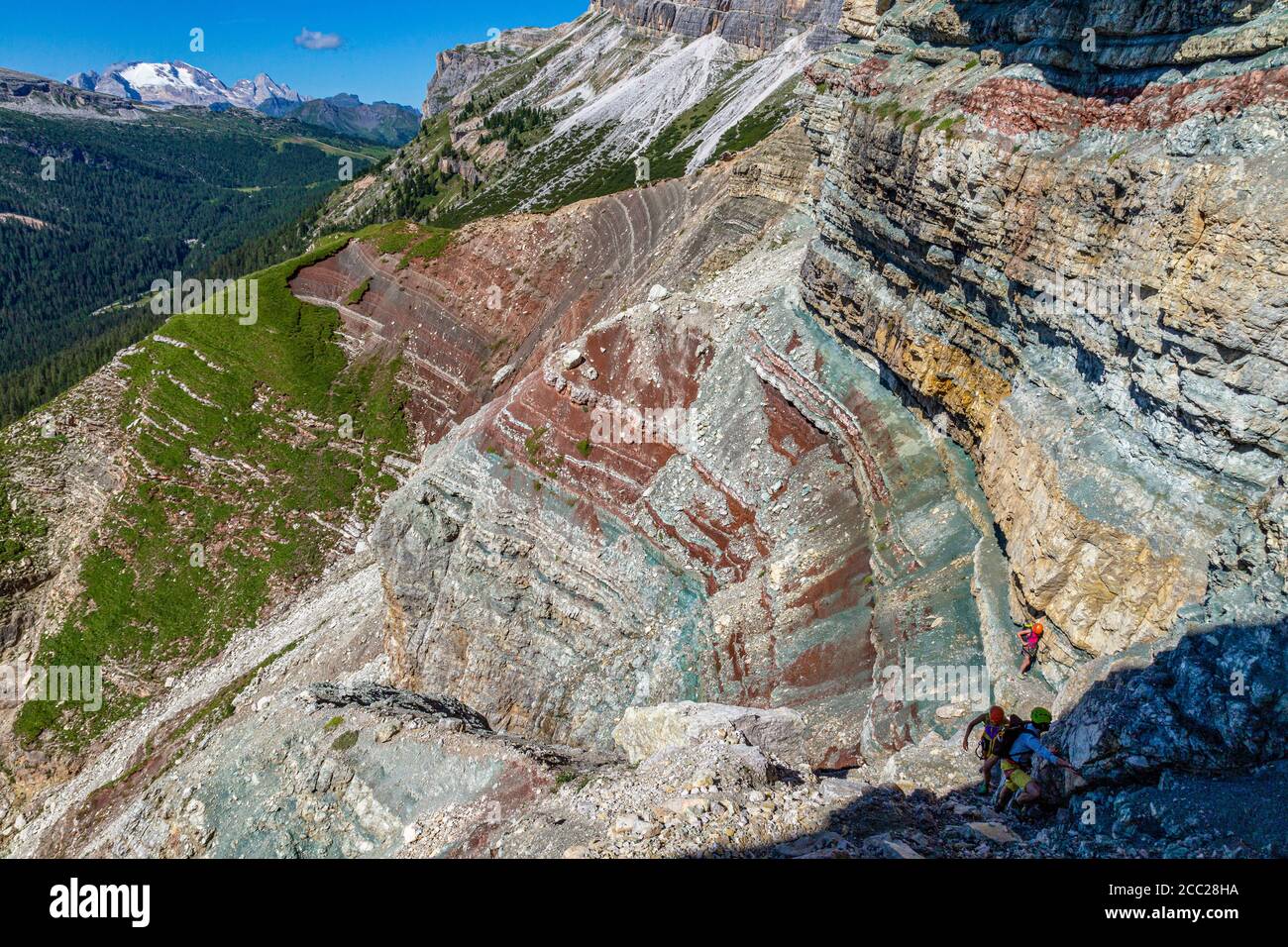 Italia Veneto Dolomiti - escursionisti lungo il sentiero assistito Astaldi Foto Stock