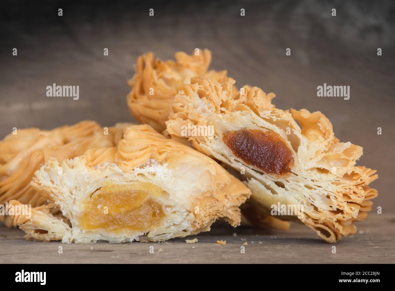 Closeup di torte fritte di pasta sfoglia, farcite con patate dolci e pasta di mele cotogne Foto Stock