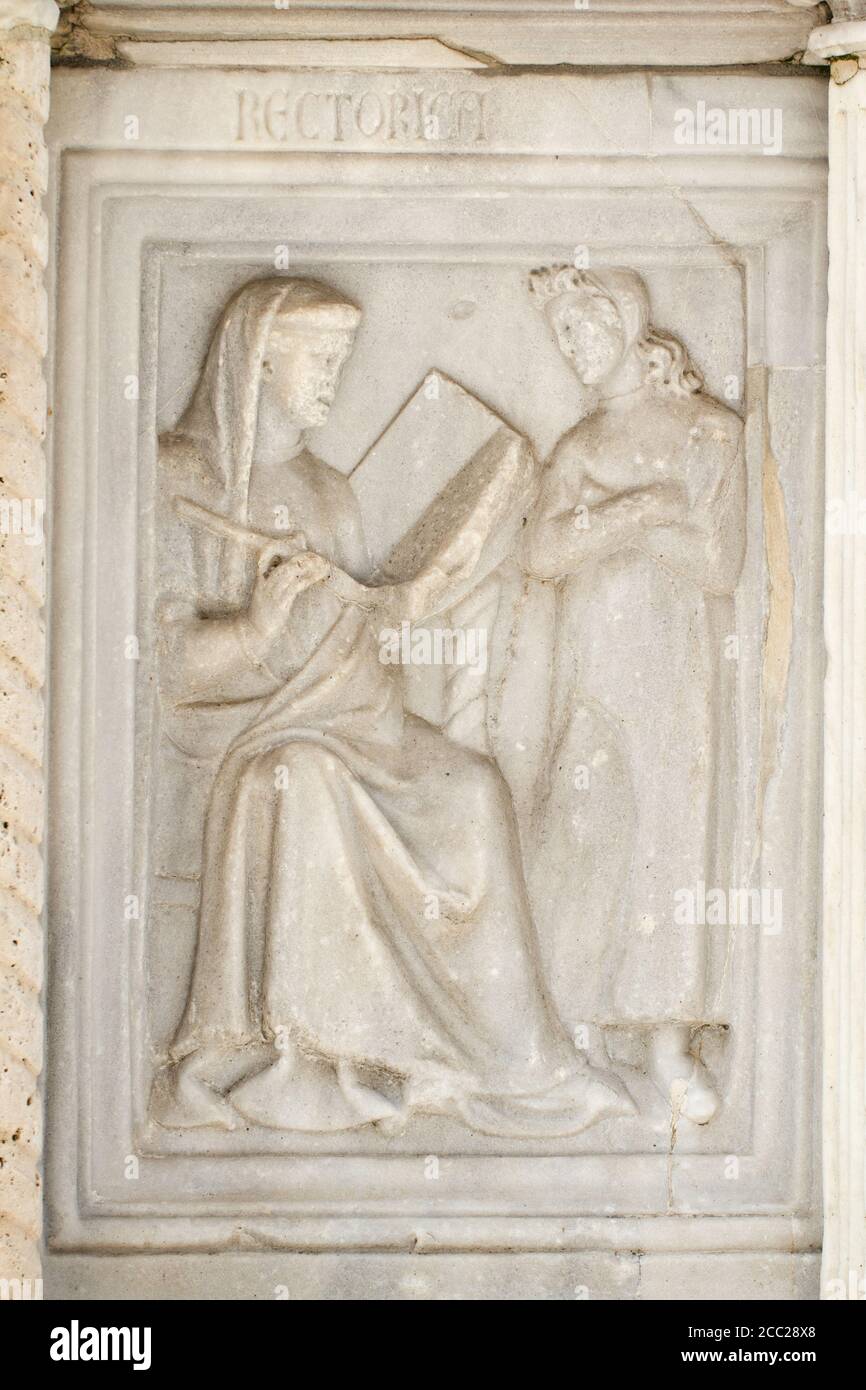Retorica - particolare di Fontana maggiore (1275), capolavoro di scultura medievale simbolo della città di Perugia Foto Stock