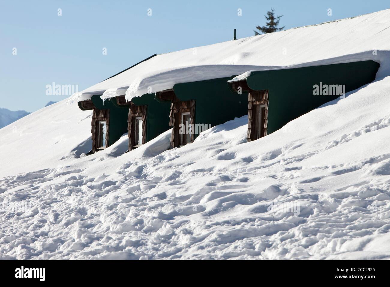 In Germania, in Baviera, coperta di neve sulle finestre dormer Foto Stock