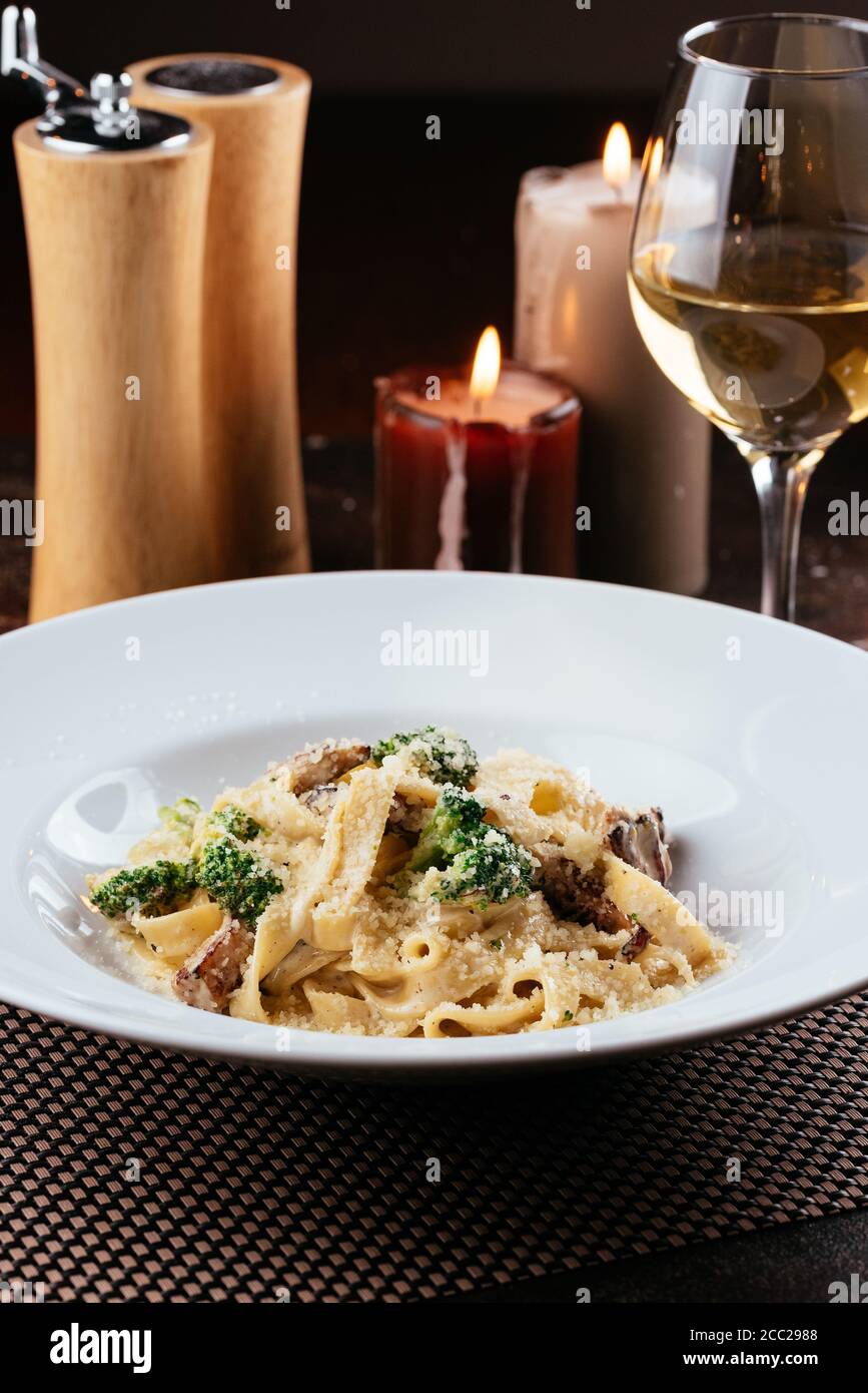 Pasta con funghi e parmigiano Foto Stock
