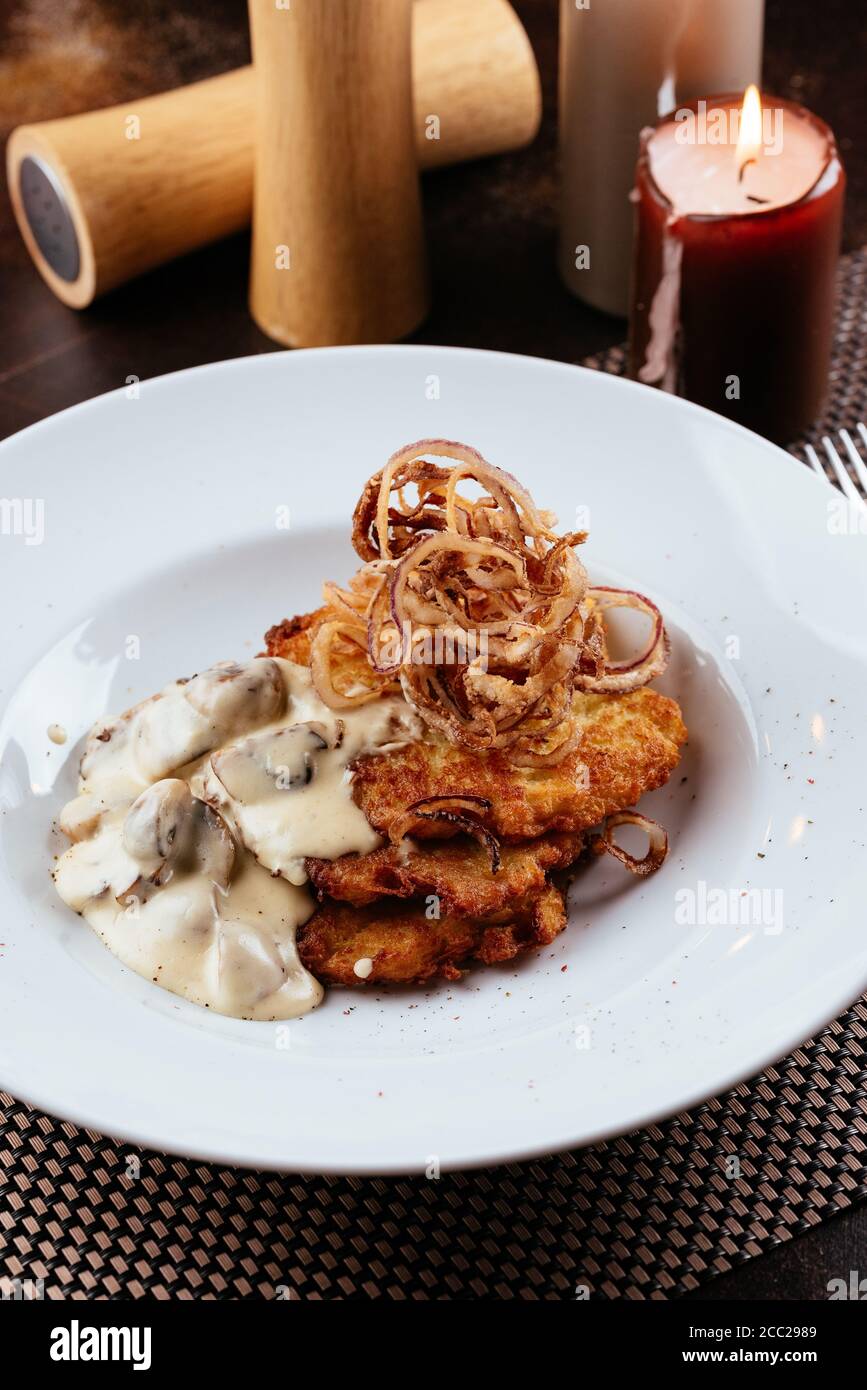 frittelle di patate con salsa di funghi e cipolle Foto Stock