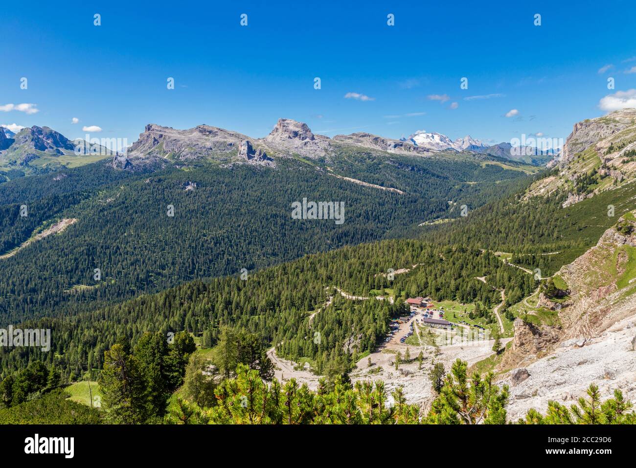 Italia Veneto Dolomiti - Panorama dalla fine del sentiero Astaldi, sullo sfondo le cinque Torri, Averau e la Marmolada e sotto il Rifugio Dibona Foto Stock