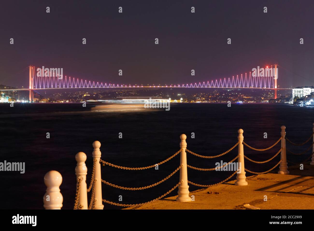 Turchia, Istanbul, in vista del Ponte sul Bosforo Foto Stock