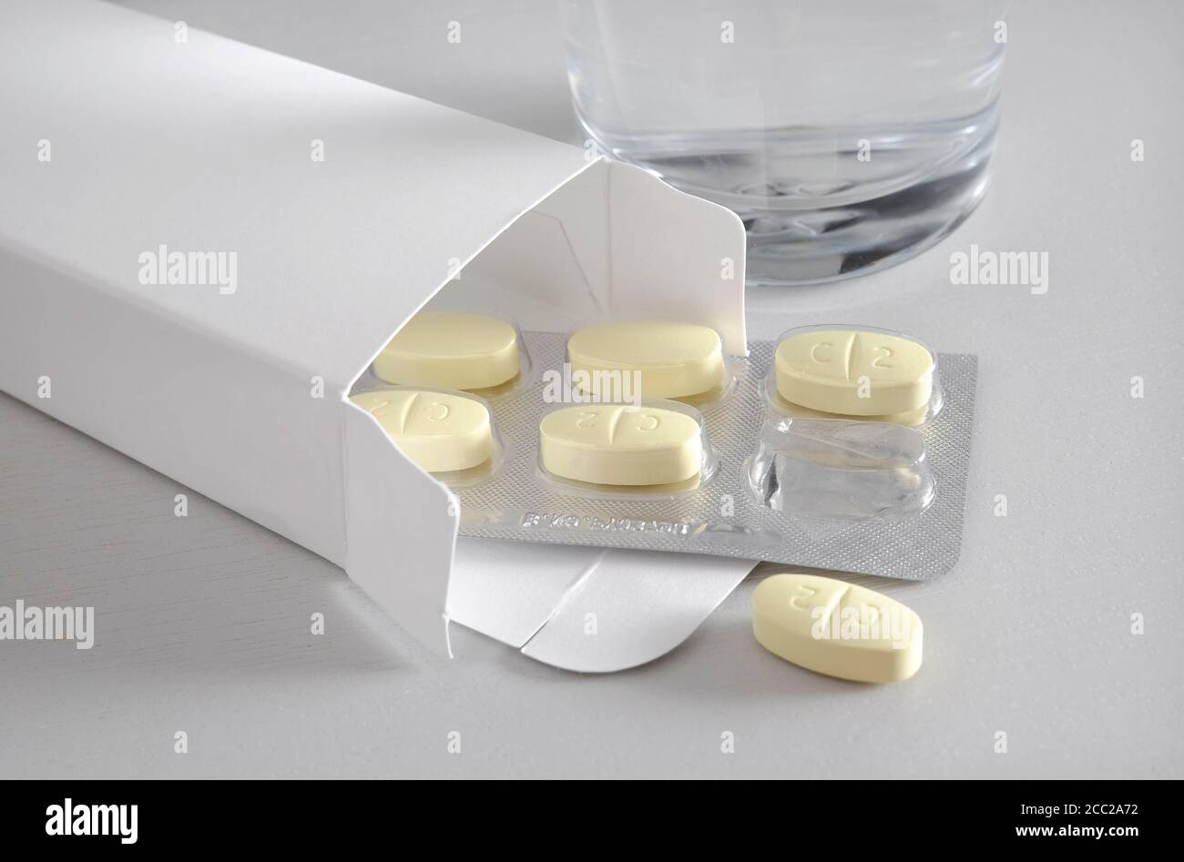 compresse di claritromicina in scatola bianca su sfondo grigio Foto Stock