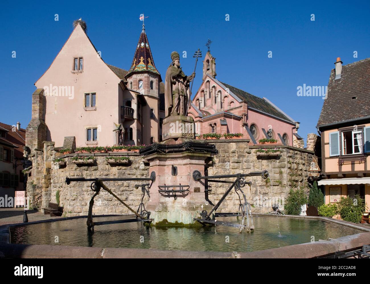 Francia, Alsazia, Eguisheim, fortezza e cappella, Fontana in primo piano Foto Stock